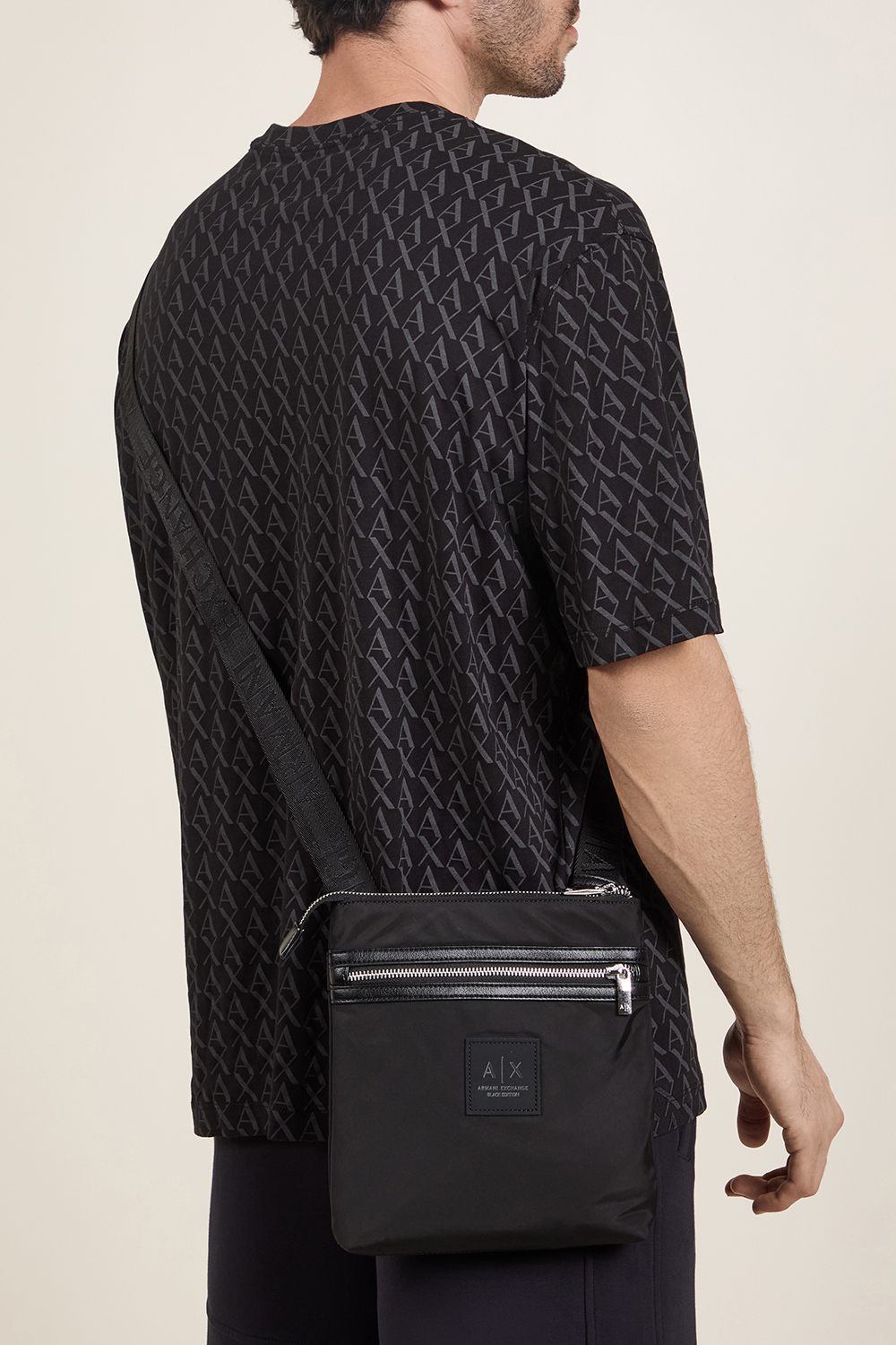 תמונת כל הלוק של תיק קרוסבודי ARMANI EXCHANGE